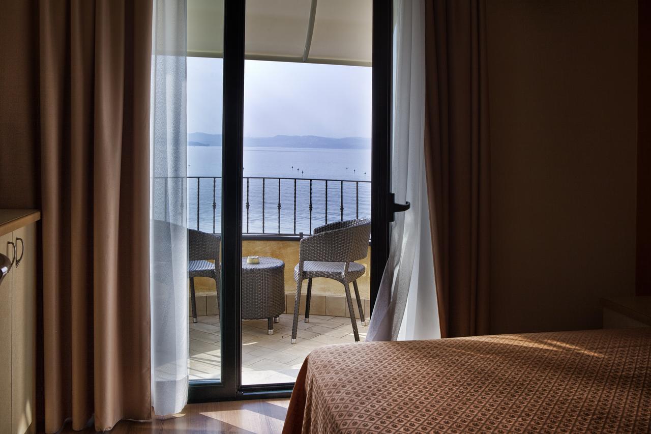 Hotel La Rondine Sirmione Buitenkant foto