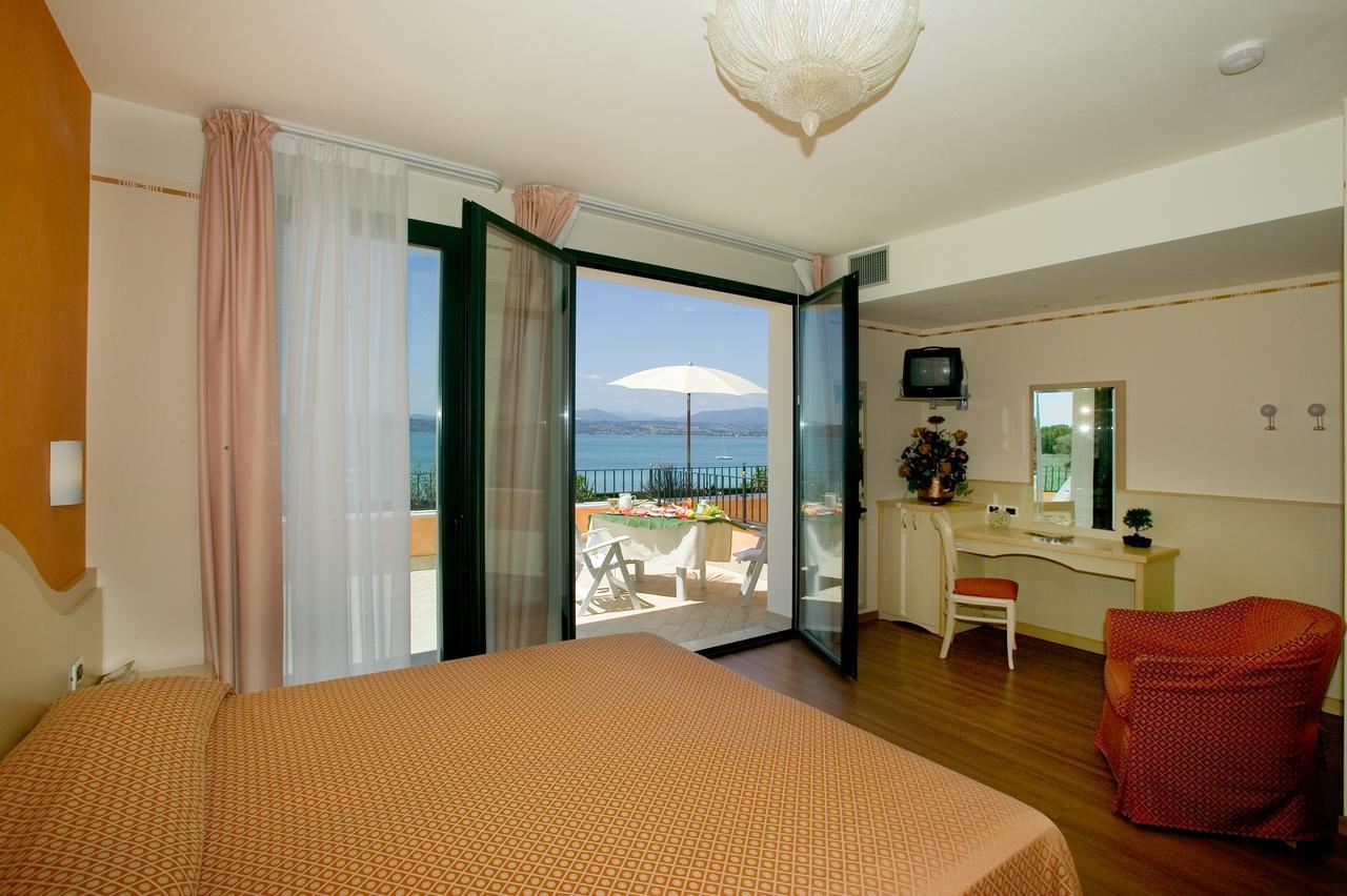 Hotel La Rondine Sirmione Buitenkant foto